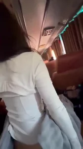 人妻忍不住直接在大巴车后排直接插入